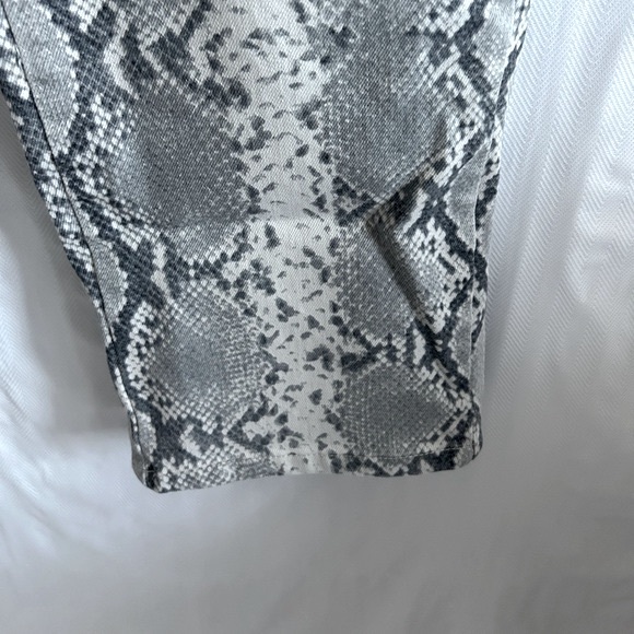 Aritzia Wilfred Free Kelsey Snake Print High Rise Baggy Utility Pants Size 6 - Picture 6 of 11